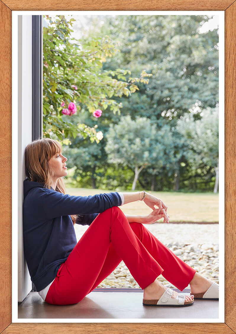 Women’s red trousers outfit